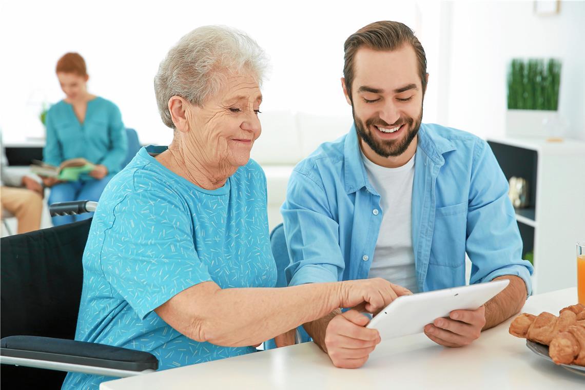 Die Erich-Schumm-Stiftung möchte Seniorinnen und Senioren bei unterschiedlichen Themen unterstützen. Bei einem Digitaltreff mit Ehrenamtlichen ließen sich beispielsweise einfache Nutzungsfragen klären. Neben den Begegnungen beim Angebot bedeutet das für die Älteren auch, wieder leichter Kontakt per Handy und Tablet aufnehmen zu können. Symbolfoto: Adobe Stock/Africa Studio