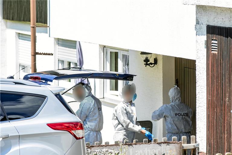 Die Ermittler der Polizei nahmen im Juni die Spuren in der Allmersbacher Wohnung auf, wo sich die Bluttat ereignet hatte. Foto: B. Beytekin