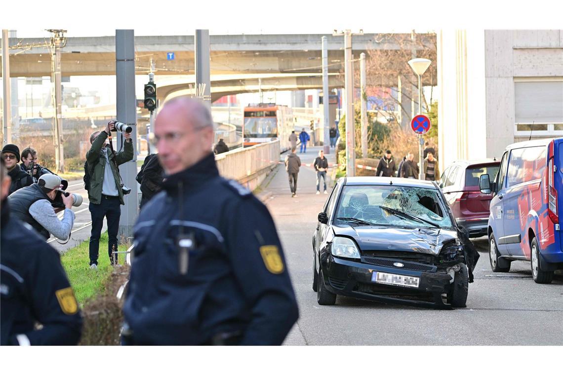 Die Ermittlungen nach der Todesfahrt in Mannheim dauern an.