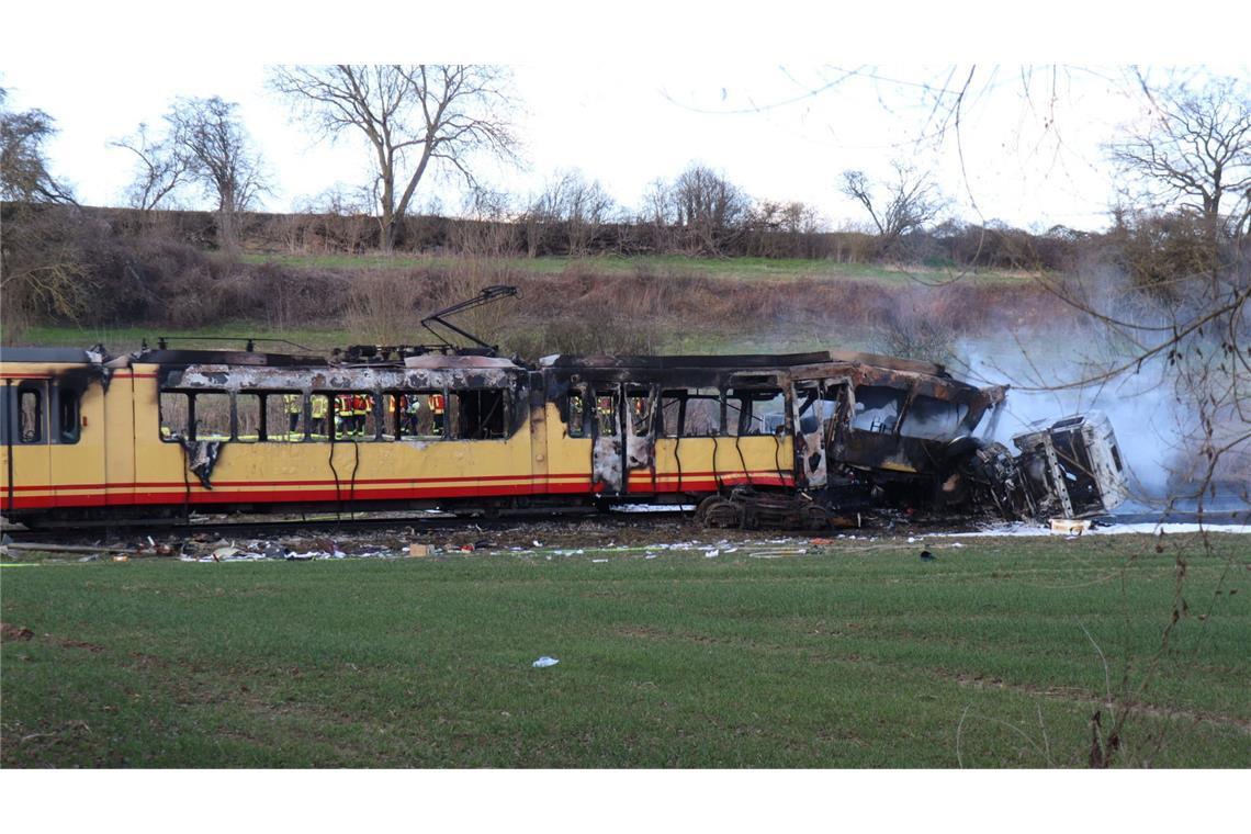 Die Fahrgäste  wurden von der Feuerwehr betreut.