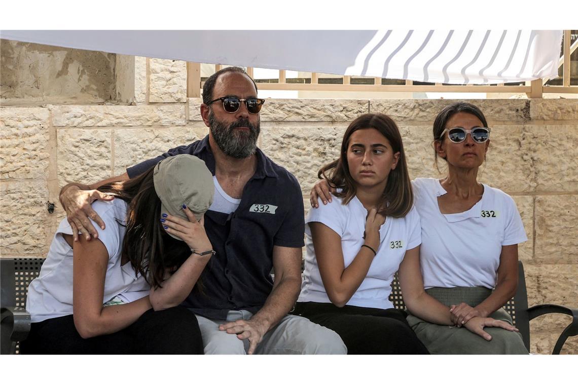 Die Familie der getöteten israelischen Geisel Hersh Goldberg-Polin bei der Beerdigung in Jerusalem.