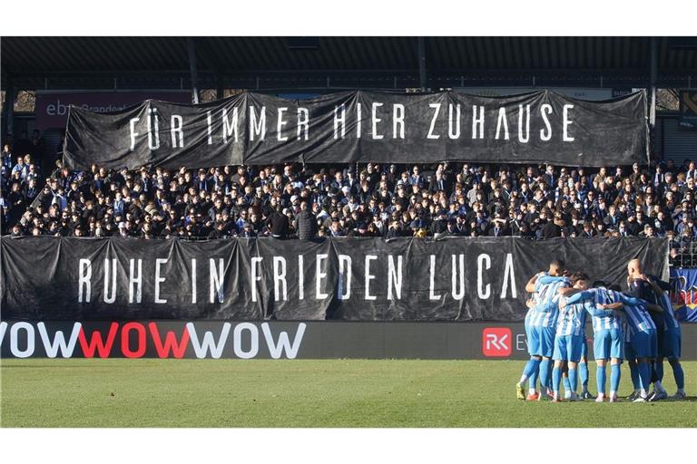 Die Fans der Stuttgarter Kickers gedachten dem getöteten Luca mit einer Choreografie.