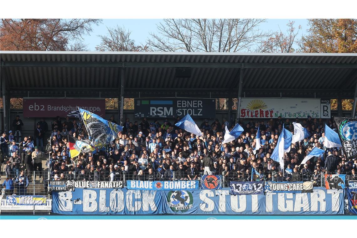 Die Fans im B-Block standen wie immer wie eine Eins hinter der Mannschaft.