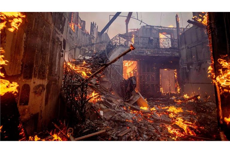 Die Feuer im Stadtteil Pacific Palisades von Los Angeles haben ein Wohnhaus niedergebrannt.