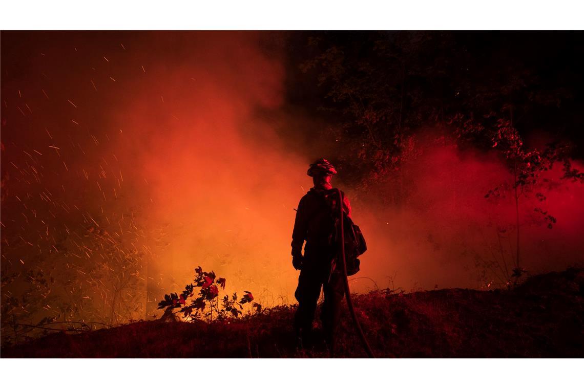 Die Feuerwehr bekämpft das riesige Flammenmeer