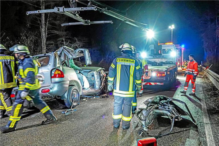 Die Feuerwehr birgt das Fahrzeug. Foto: 7aktuell.de/Alexander Hald