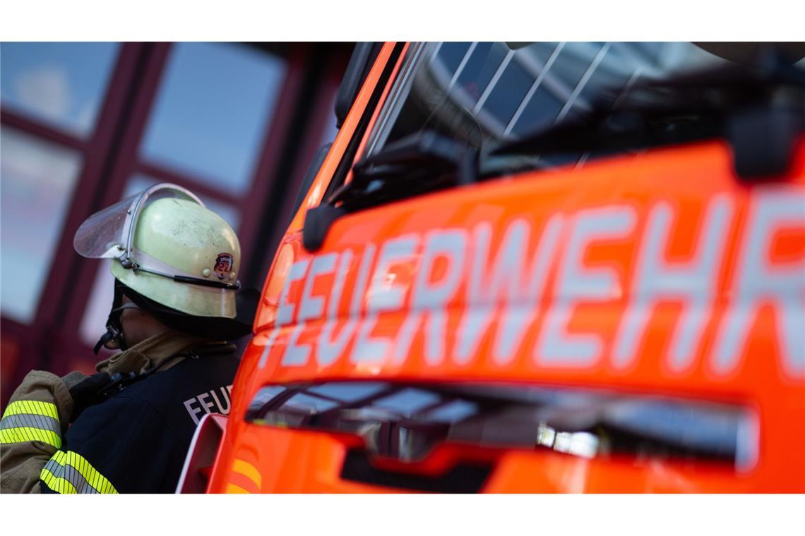 Die Feuerwehr brachte die 100 Bewohner aus dem Gebäude. (Symbolbild)  