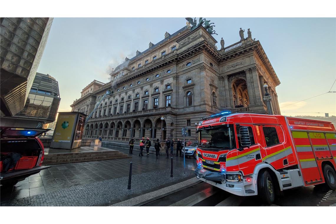 Die Feuerwehr im Einsatz am Nationaltheater in Prag (Národní divadlo).