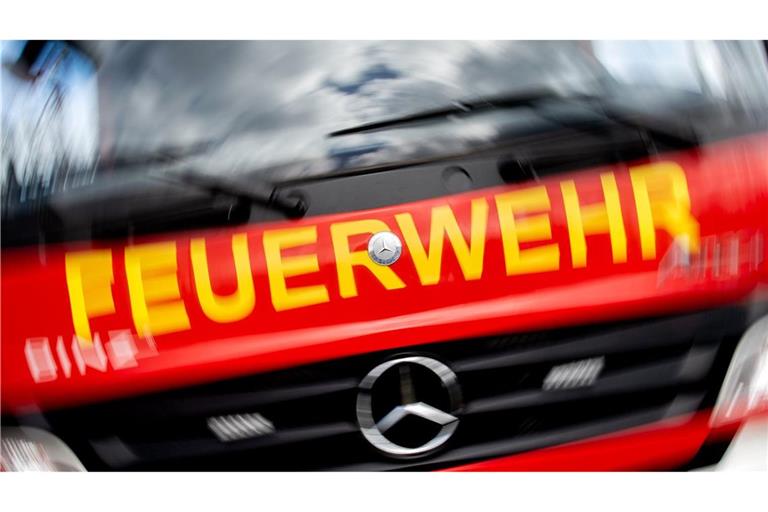 Die Feuerwehr in Karlsruhe rückte zu dem Brand aus. (Symbolbild)