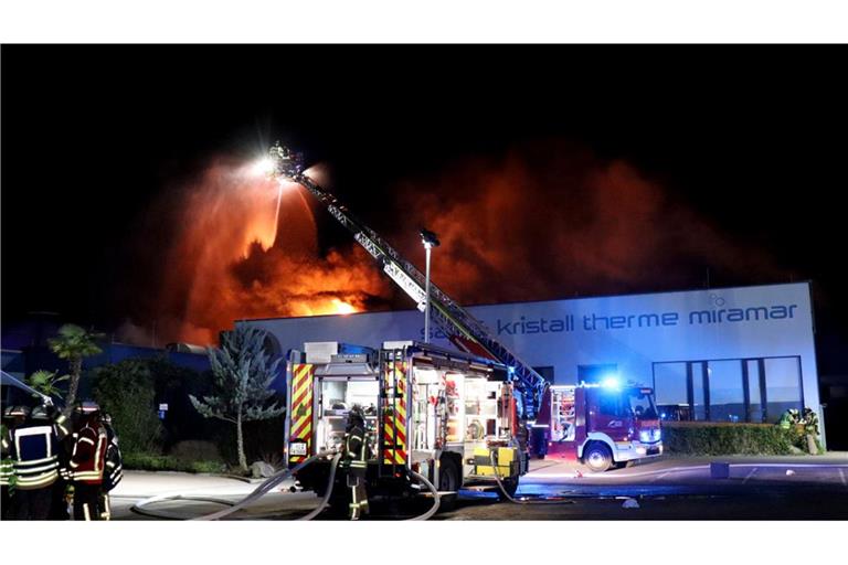 Die Feuerwehr ist weiter im Einsatz.