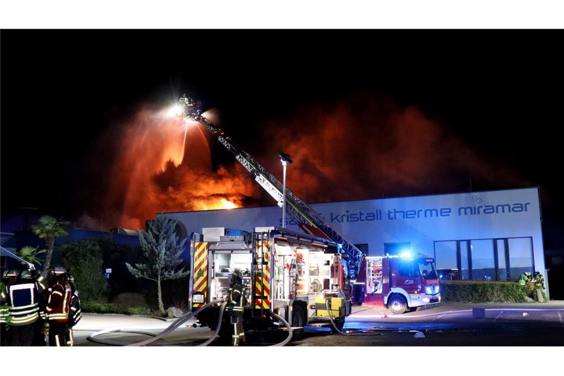 Die Feuerwehr ist weiterhin am Brandort im Einsatz.