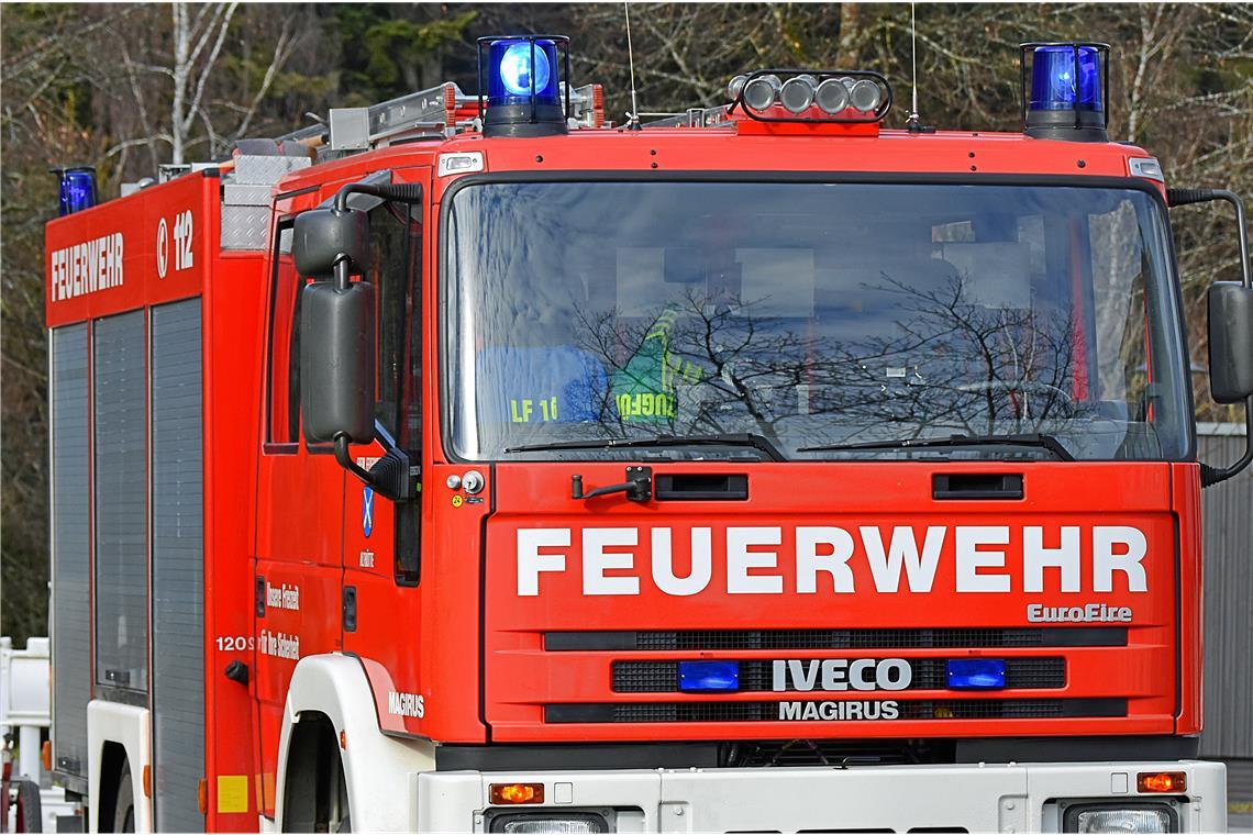 Die Feuerwehr ist zur Löschung vor Ort. Symbolbild: Tobias Sellmaier 