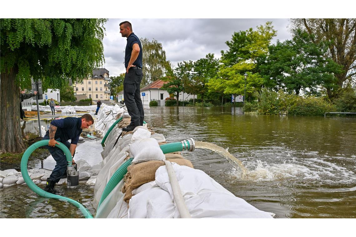 Die Feuerwehr kämpft in Eisenhüttenstadt gegen Wassermassen. Denn im Stadtteil Fürstenberg sind einige Straßen stark überflutet.