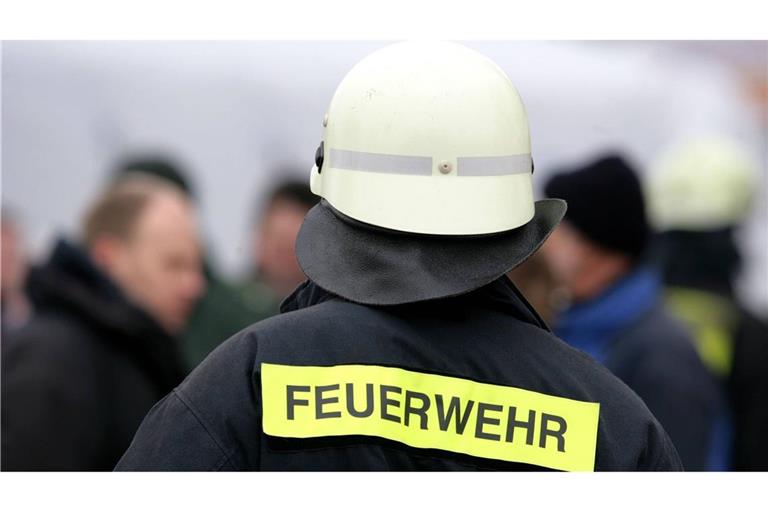 Die Feuerwehr konnte das Übergreifen der Flammen auf weitere Gebäude verhindern. (Symbolbild)