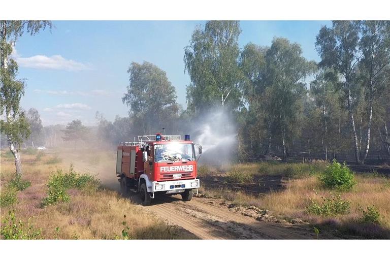 Die Feuerwehr löscht von Wegen aus beim Waldbrand in Jüterbog.