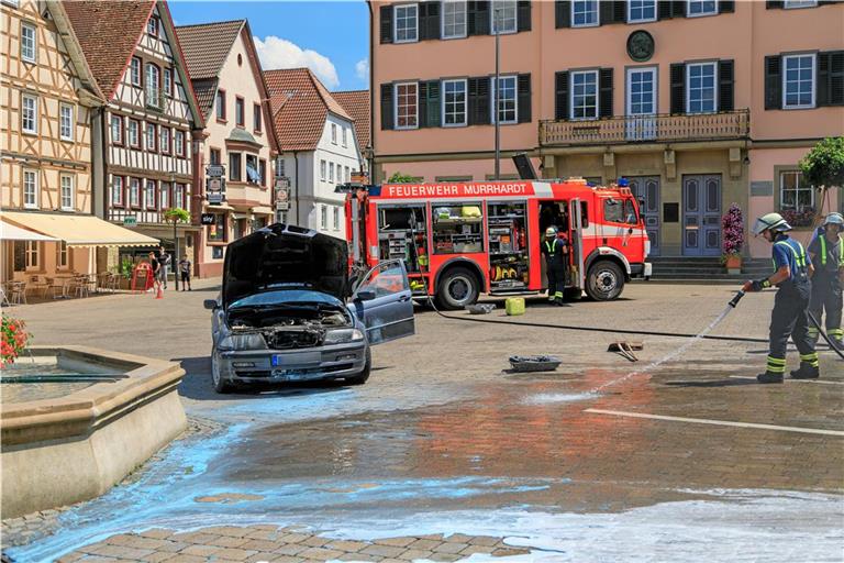 Die Feuerwehr Murrhardt ist beispielsweise bei Bränden vor Ort, um zu helfen – wie hier bei einem Fahrzeugbrand auf dem Marktplatz im Juli dieses Jahres. Foto: Stefan Bossow 