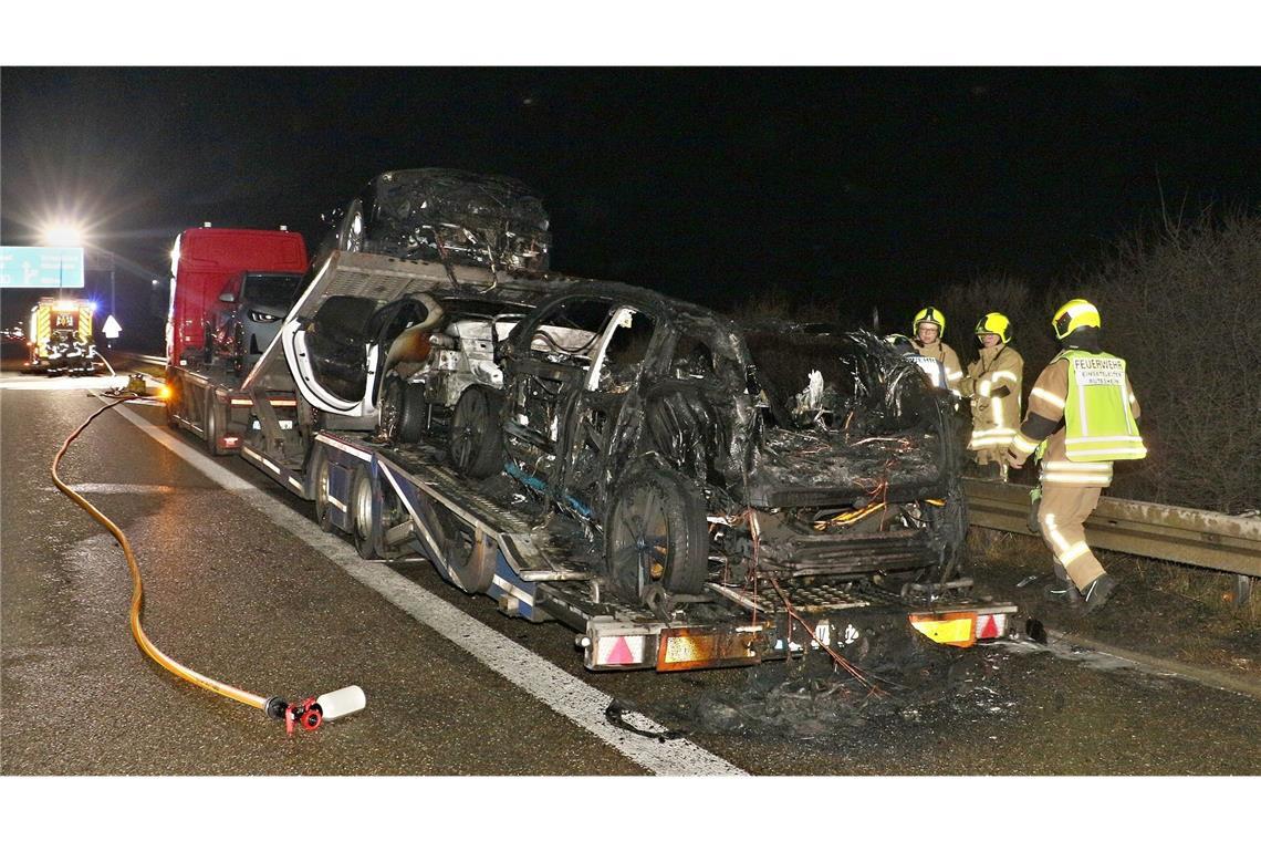 Die Feuerwehr musste am Freitagabend zu einem Einsatz auf der A8 bei Heimsheim ausrücken.