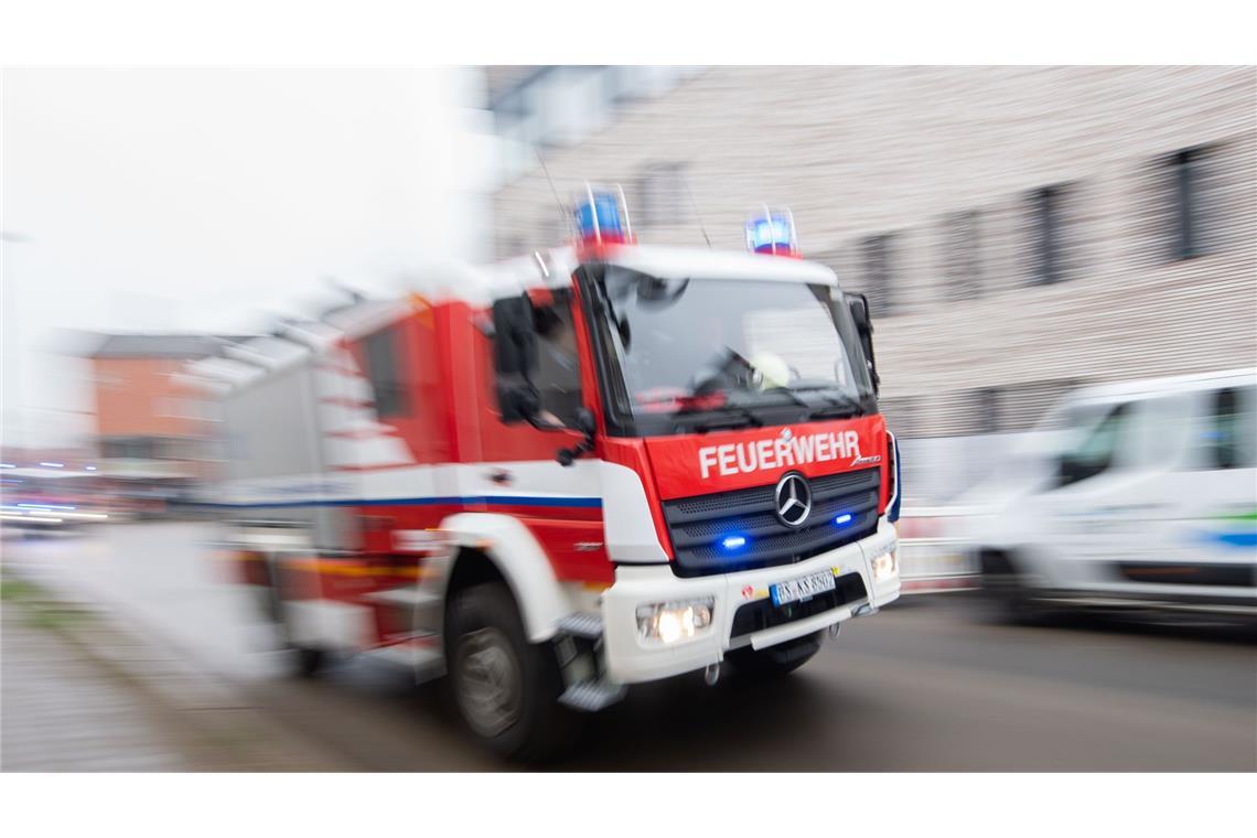 Die Feuerwehr rückte an, als ein 79-jähriger Mann von einem Traktor überrollt und schwer verletzt wurde. (Symbolbild)