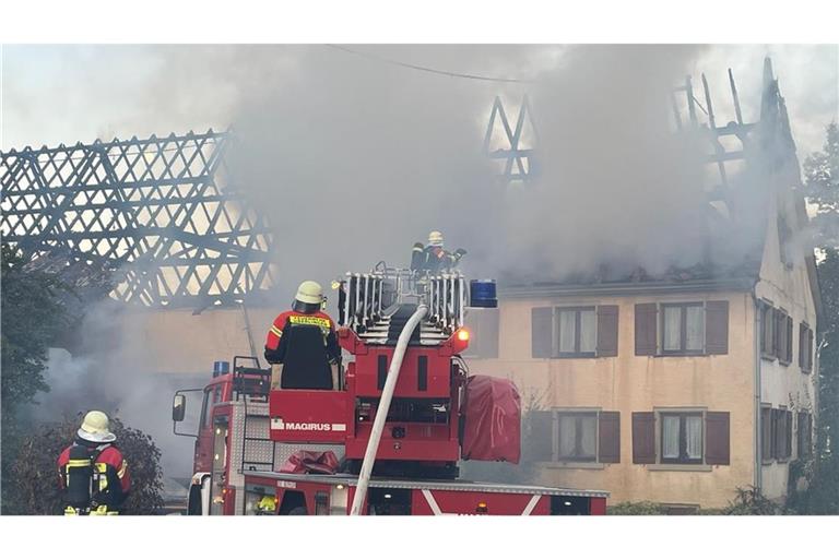 Die Feuerwehr rückte in Owingen im Bodenseekreis mit einem Großaufgebot an.