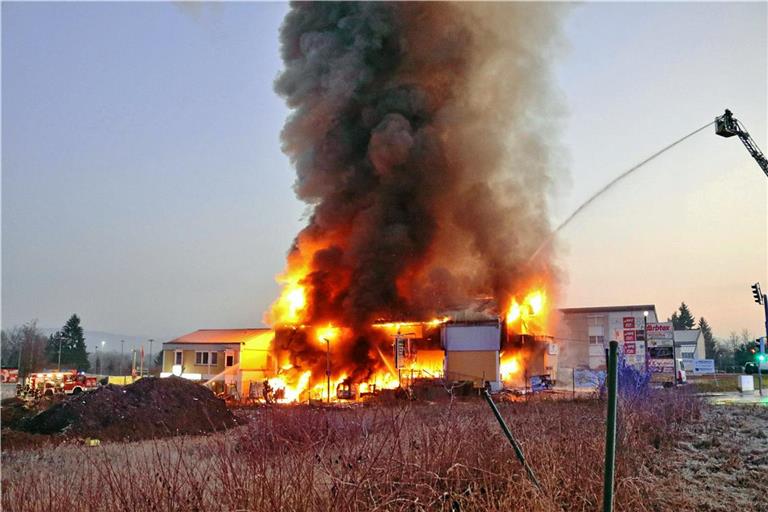 Die Feuerwehr versucht mit Großaufgebot, dem Feuer Herr zu werden. Foto: 7aktuell.de/Kevin Lermer