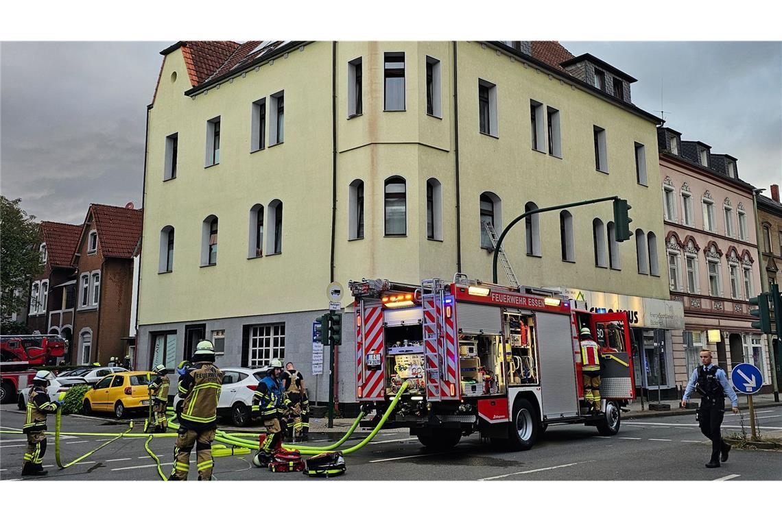 Die Feuerwehr war bei zwei Bränden in Essen gefordert – die Polizei ermittelt.