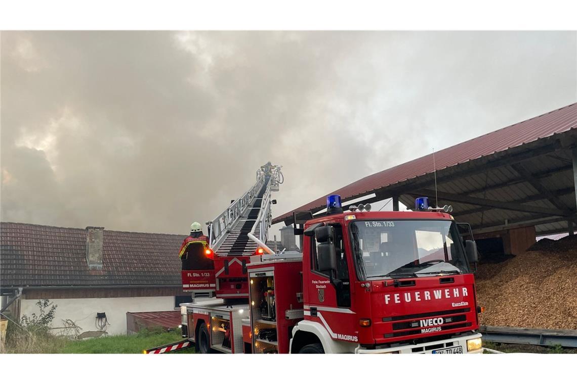 Die Feuerwehren waren zeitweise mit bis zu 105 Einsatzkräften und 20 Fahrzeugen vor Ort.