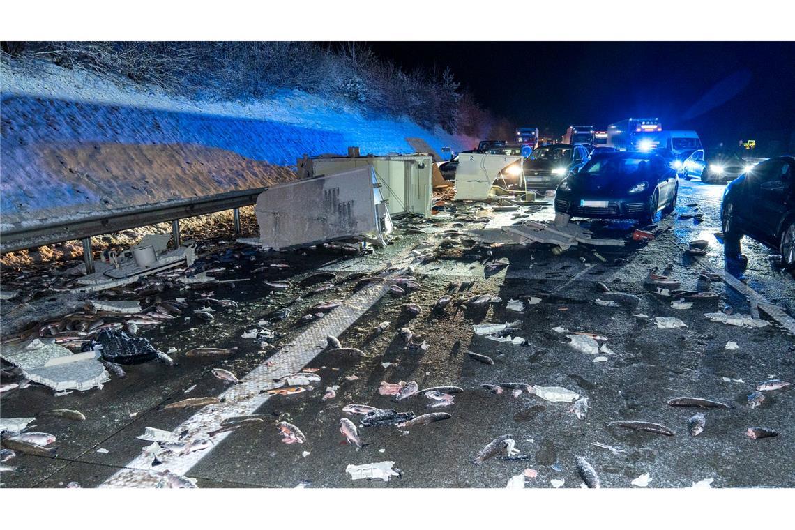 Die Forellen wurden bei dem Unfall über die Fahrbahn verteilt.