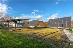 Die Fotovoltaiktrackeranlage auf dem Regenüberlaufbecken 28 gegenüber der Kläranlage. Foto: Stefan Bossow