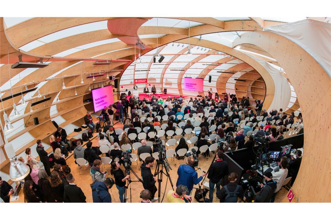 Die Frankfurter Buchmesse informiert auf ihrer Eröffnungspressekonferenz die Medienvertreter.