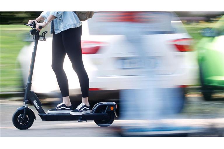 Die Frau wurde bei einem Unfall mit ihrem E-Roller schwer verletzt. (Symbolbild)