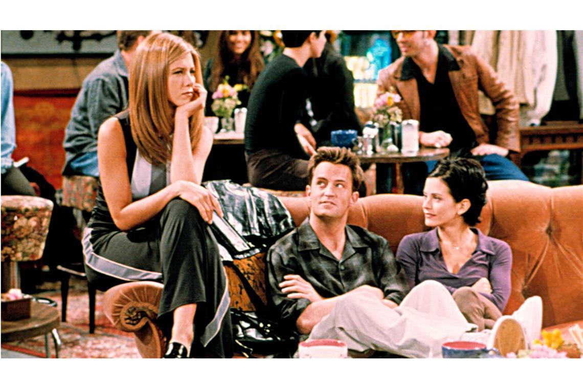 Die Freunde Rachel (Jennifer Aniston), Chandler (Matthew Perry) und Monica (Courteney Cox, rechts) auf dem Kultsofa.