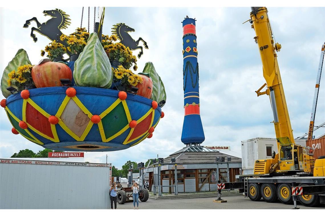 Die Fruchtsäule steht wieder – das Wahrzeichen für das Cannstatter VolksfestDie Fruchtsäule steht wieder – das Wahrzeichen für das Cannstatter Volksfest