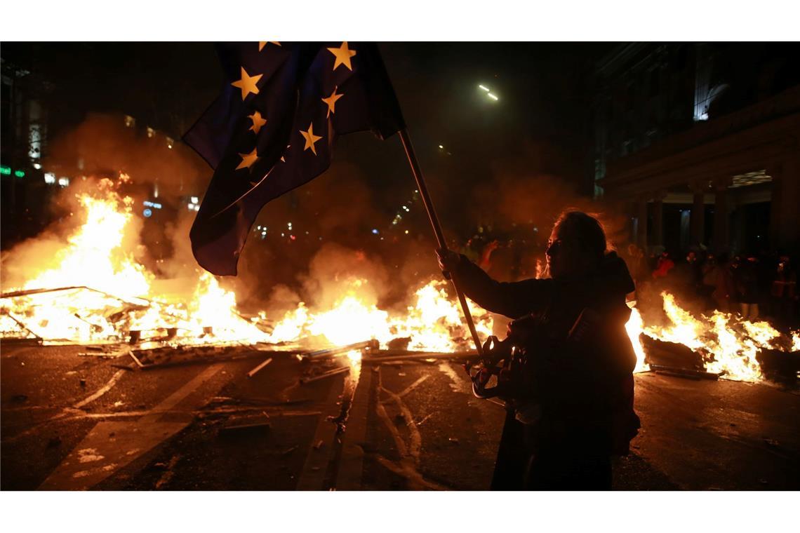 Die fünfte Nacht in Folge demonstrierten Menschen in der Südkaukasusrepublik Georgien gegen die Abkehr vom EU-Kurs des Landes.