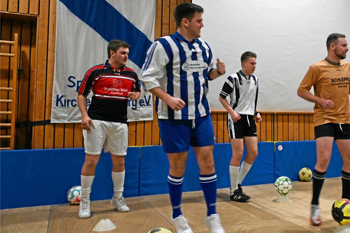 Die Fußballer des Vereins präsentieren den Zuschauern ihr balltechnisches Können mit einer Showeinlage. Fotos: Elisabeth Klaper