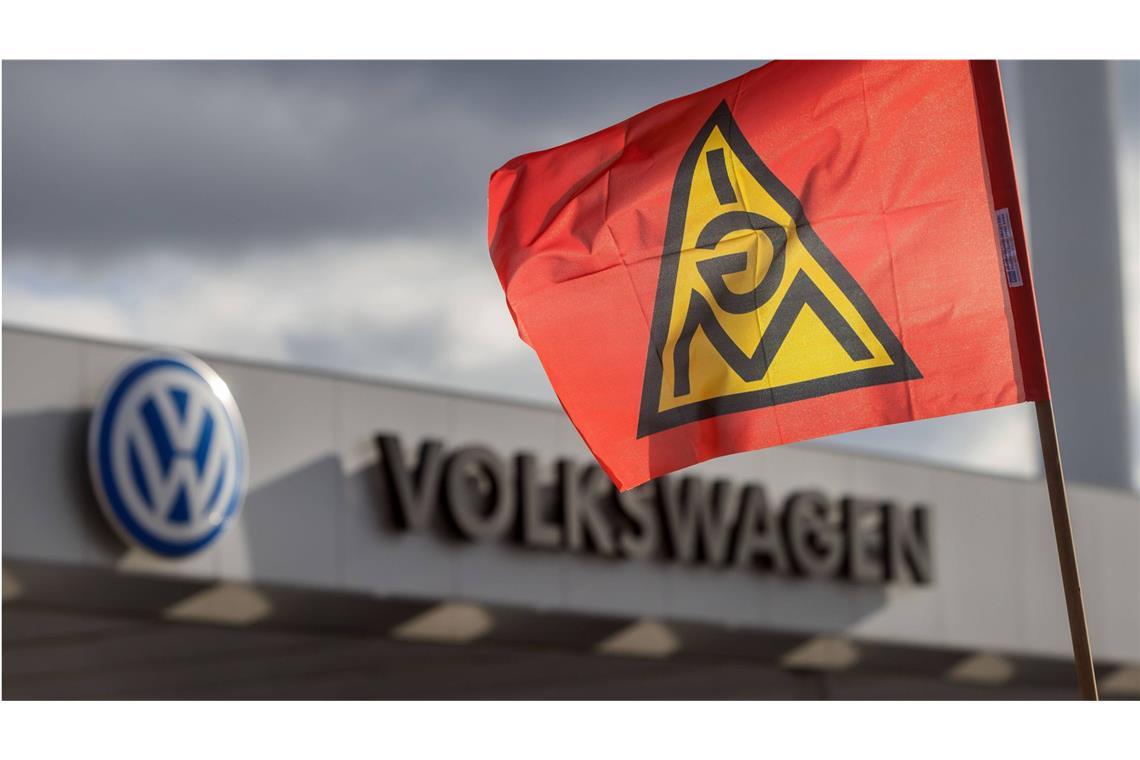 Die Gewerkschaft IG Metall (Fahne) und der Volkswagen-Konzern bereiten sich auf die zweite Verhandlungsrunde vor. (Symbolbild)