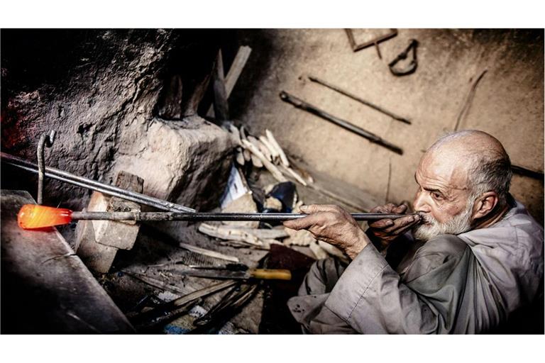 Die Glaspfeifen der Glasbläser in Herat werden aus alten Gewehrläufen hergestellt.