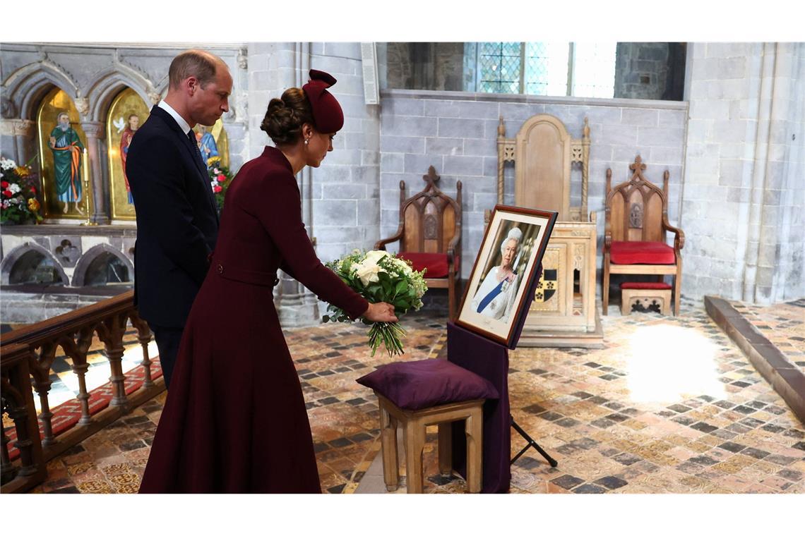 Die gleiche Kombination aus Kleid und Hütchen kennen alle, die sich für royale Mode interessieren noch aus dem vergangenen Jahr, als Kate und William in Wales den ersten Todestag von Queen Elizabeth II. begingen.