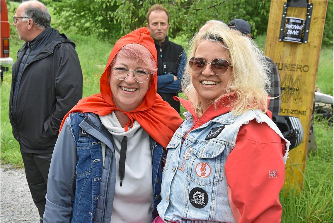 Die Golden Girls aus dem Märchenland: Rotkäppchen Julia und Froschkönigin Daniel...