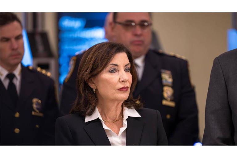 Die Gouverneurin Kathy Hochul  unterschrieb das Gesetz am Mittwoch – damit ist es in Kraft getreten.