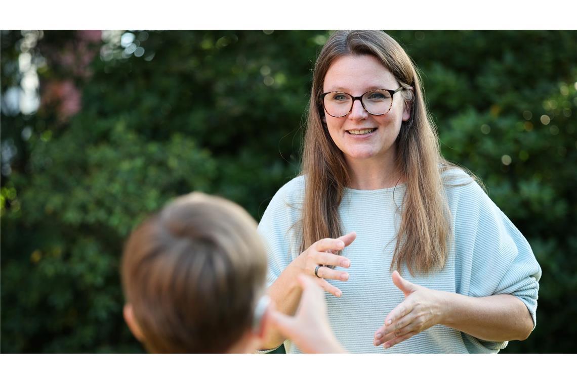 "Die Grundbedürfnisse können auf einmal geäußert werden, man hat auf einmal eine gemeinsame Sprache", berichtet Romy Ballhausen aus der Erfahrung mit ihrem Kind.