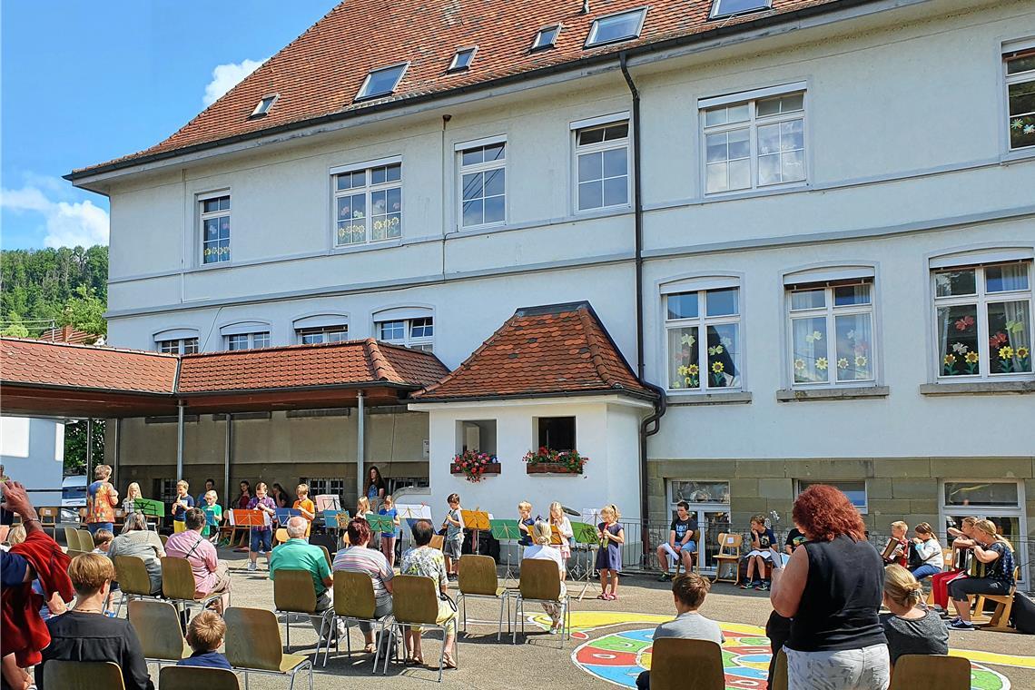 Die Grundschule Fornsbach soll 2025 von zwei Maßnahmen profitieren – zum einen wird der Schulhof hergerichtet, zum anderen gibt es Pläne zum Ausbau beziehungsweise zur Erweiterung, um den gestiegenen Raumbedarf zu decken. Die Aufnahme zeigt ein Konzert der Musikschule Schwäbischer Wald/Limpurger Land auf dem Schulhof vor drei Jahren. Archivfoto: privat