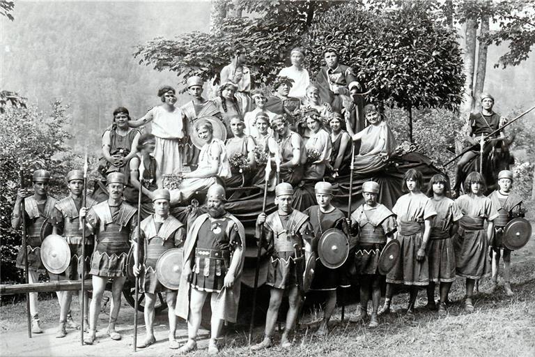 Die historische Aufnahme zeigt Frauen und Männer, die eine Römergruppe darstellten. Fotos: Archiv Carl-Schweizer-Museum