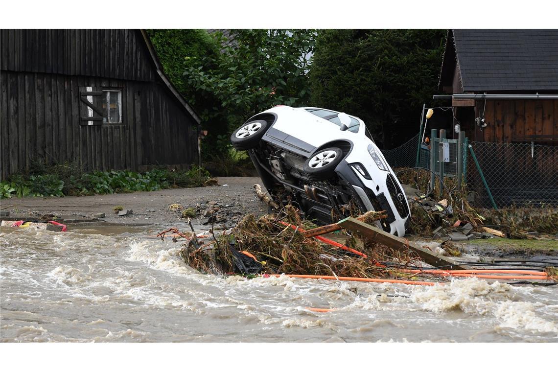 Die Hochwasserlage spitzt sich auch in Tschechien weiter zu: Eine Wasserwelle des Flusses Bilé richtet enormen Schaden an.