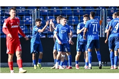 Die Hoffenheimer jubeln über den souveränen 3:0-Heimsieg gegen den SC Freiburg II.               
Foto: Baumann