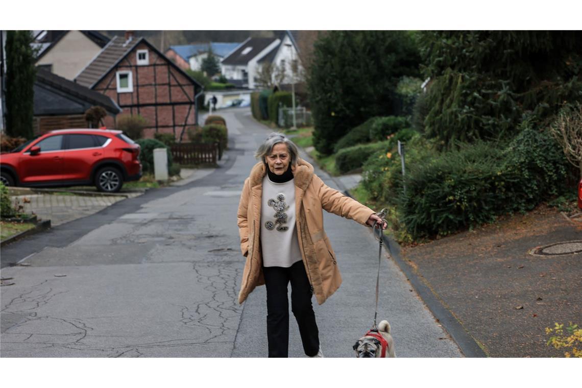 Die Hundebesitzerin setzt auf regelmäßige kleine Spaziergänge auf vertrauten Wegen.