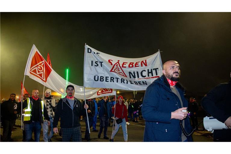 Die IG Metall hat zu flächendeckenden Warnstreiks aufgerufen. Auch bei  ZF   demonstrierten Mitarbeiter (hier vor dem Werk in Saarbrücken) am Dienstag mit Fahnen und Fackeln.