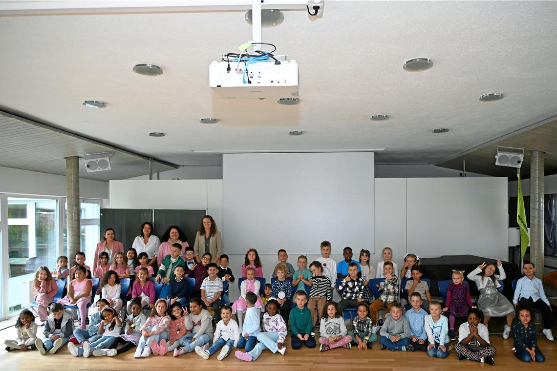 Die im Nägelesaal versammelte 1a, b und c der Walterichschule mit den Klassenlehrerinnen (hinten von links) Lena Kreder, Manuela Ziegler, Katja Bienert und Kerstin Kander.