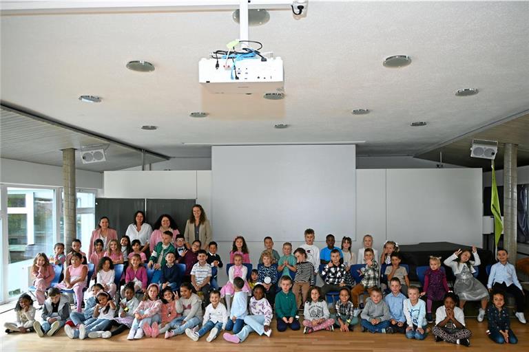 Die im Nägelesaal versammelte 1a, b und c der Walterichschule mit den Klassenlehrerinnen (hinten von links) Lena Kreder, Manuela Ziegler, Katja Bienert und Kerstin Kander.