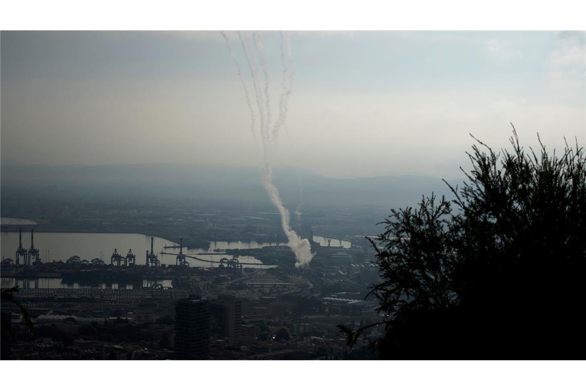 Die islamistische Hisbollah-Miliz setzte ihre Raketenangriffe auf israelische Städte und Ortschaften fort. Dabei wurde ein Mann durch herabfallende Raketentrümmer verletzt.