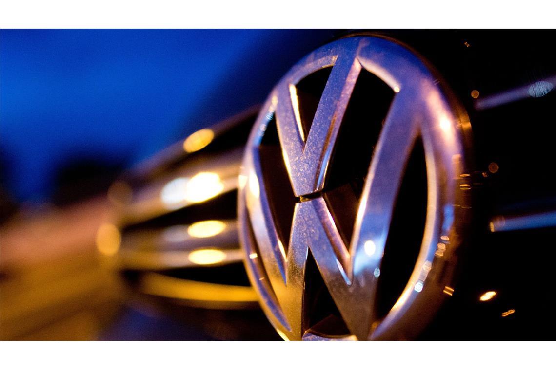 Die jüngste Ankündigung von VW zu möglichen Werkschließungen ist nach Ansicht eines Branchenexperten ein notwendiger Weckruf für den Wolfsburger Autobauer. (Symbolbidl)